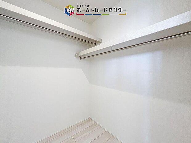 【収納】大容量のウォークインクローゼットです。どなた様でも収納に頭を悩ませたことがあるかと思います。ウォークインクローゼットがございますと一気に解決いたしますし、お部屋を最大限の空間ですっきりお使い頂けます。