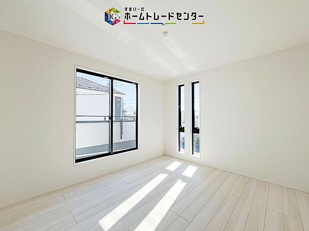 【リビング以外の居室】2階洋室です。このお部屋と隣室どちらからでもバルコニーは出入り可能です。バルコニーに面したお部屋を主寝室にしたのはいいけれど、お休みになってる方がいてお洗濯ものを干しに行けない、なんてことはありません