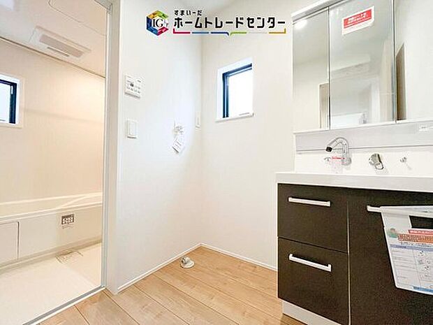 【【洗面台・洗面所】】合わせ鏡が可能な3面鏡です。朝の忙しい時間でもの身だしなみのチェックもここだけで完結できます。もちろん鏡の後ろは充分な収納力を持った収納となっており、視界に入る部分はスッキリと片付きます。
