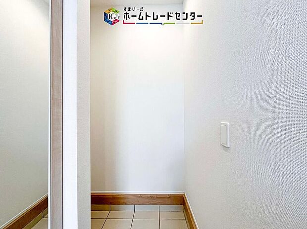 【【シューズインクローク】】ロングブーツやトレッキング靴もすっぽり収まる玄関収納。靴はもちろんベビーカーやお子さんの遊び道具なども置いていただけます。