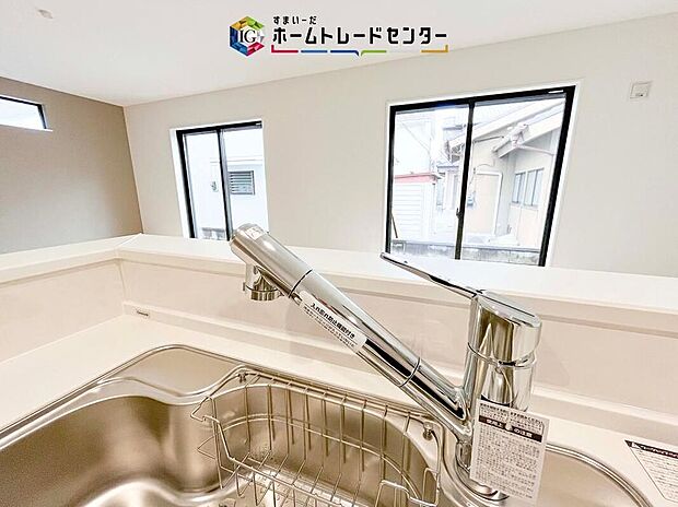 【【浄水器】】浄水カートリッジ内蔵で場所を取らずに見た目もスッキリ。ノズルはシャワーヘッドになっておりお掃除も楽々です。