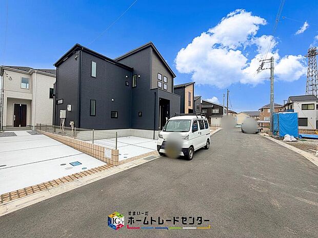 【現地外観写真】どの号棟も広めに敷地を確保しておりますので、お車2台の駐車が可能です。ご家族では1台のみのご利用でも、普段はお子様の遊ぶスペースとしてお使い頂けますし、やはり土地の広さはあって損はありません。