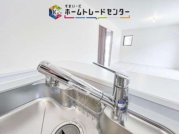 【【浄水器】】浄水カートリッジ内蔵で場所を取らずに見た目もスッキリ。ノズルはシャワーヘッドになっておりお掃除も楽々です。