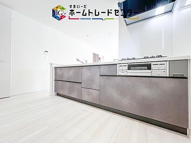 【【キッチン】】キッチンには大容量のオールスライド式の収納を採用しております。奥までしっかりと収納として活用でき、取り出す時も手前の物をどかしたりする手間など掛かりません、キッチン周りをいつもスッキリにしておけます。