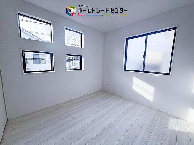 【リビング以外の居室】2面採光の洋室です。窓からの眺望もよくなり視界が広いので、部屋にいても飽きません、そしてもちろん大切なのは明るさと風通し、明るい日差しと心地よい風で自分のお部屋でくつろげる贅沢をご提供します。