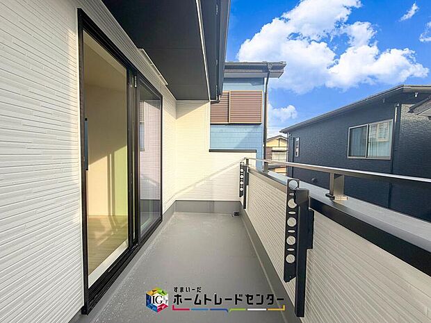 【バルコニー】南面に面したバルコニーはもちろん日当たり良好です。お洗濯物を干していただく際にも楽にできるように奥行きを広くお取りいたしました。明るく、暖かなゆとりあるスペースで快適に家事を行っていただけます。