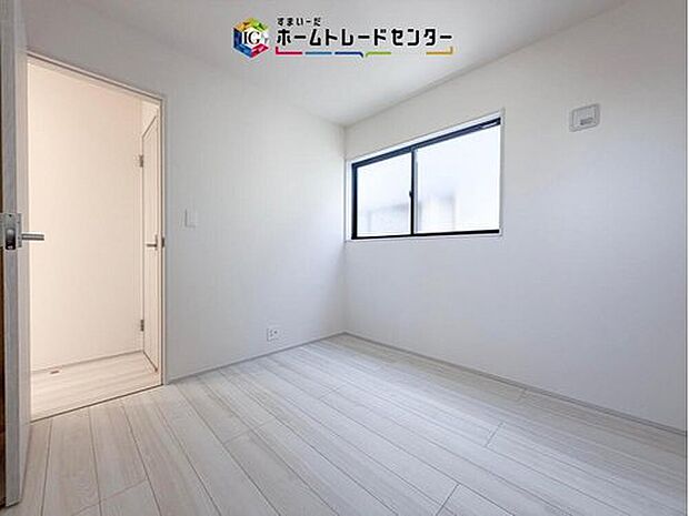 【リビング以外の居室】実はこのお部屋は、この住戸で一番日当たりの悪い少し暗めのお部屋です。しかし2面採光をしっかりとっていることもあり、お天気が悪くても昼間に電気を必要とするようなことはありません、充分な明るさです。