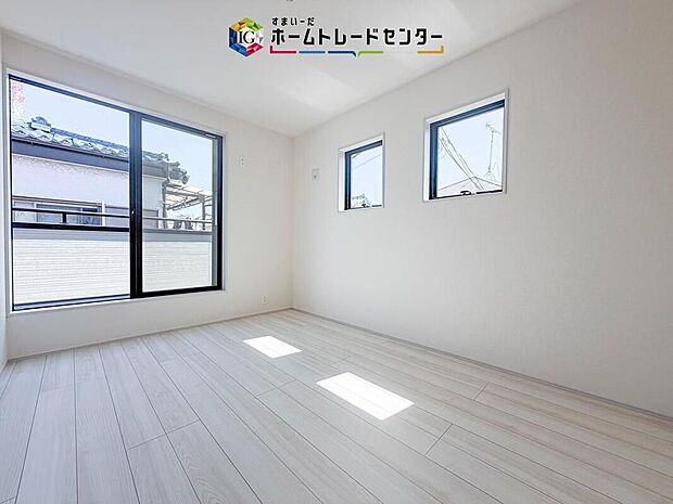 【リビング以外の居室】日当りの良さは写真でも充分に伝わるかと思いますが、開放感のある周囲にめぐまれたおかげで、風通しもとても良くなっております。ぜひ現地を見ていただき体感していただきたいポイントです。