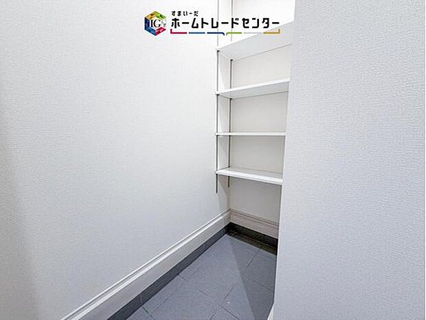 【収納】ロングブーツやトレッキング靴もすっぽり収まる玄関収納。靴はもちろんベビーカーやお子さんの遊び道具なども置いていただけます。