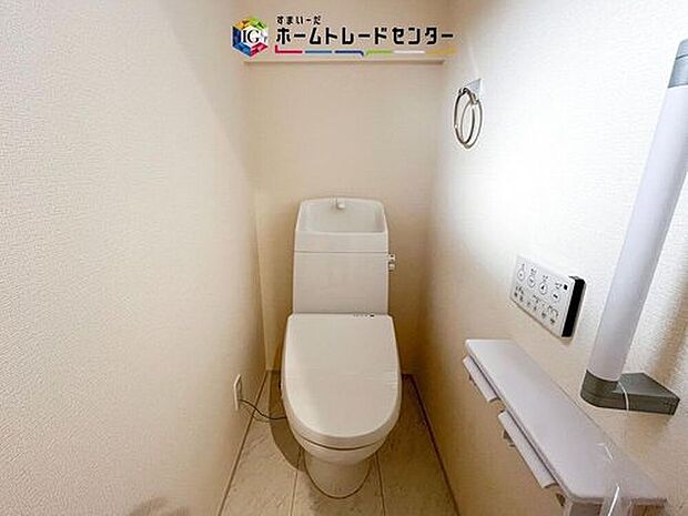 【【トイレ】】暖房機能の付いた便座は冬の寒い日にはあって良かったと本当に思います。もちろん快適で清潔なシャワー機能は標準で備えています。スペースも広くとっているので普段のお掃除もしやすいトイレスペースです。
