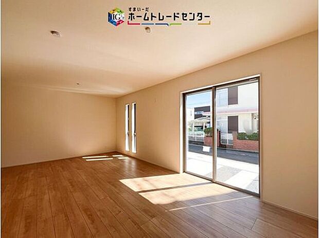 【リビング】リビングにはこだわって開口部を可能な限り多く設けました。日当たり、風通しを良くするのはもちろんですが、やはり人が集まる場所ですので、開放感が必要な場所だと思います。広々としたリビングをお楽しみください