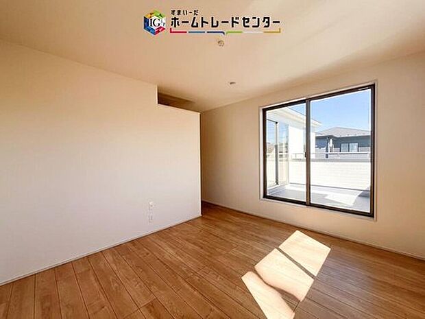 【リビング以外の居室】主寝室は7.7帖、お子様がまだ小さいご家庭なら２階のお部屋はここだけでいいかもしれません、もちろんウォークインクローゼットがついておりますので、荷物に悩まされることなく、好きに家具の配置ができます