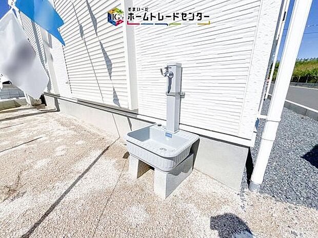 【【外水栓】】バーベキューなど、お庭でアウトドアを楽しむ方にとっては、外に水栓があれば家の中から水を運び出す手間が省けます。洗車の際にも便利です♪