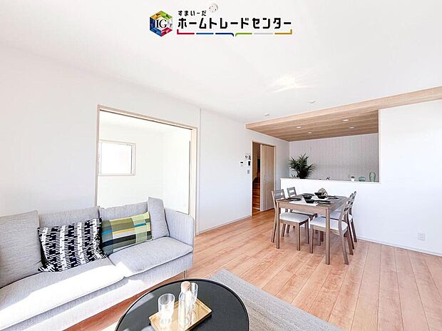 【リビング】LDKのリビングスペースです。広く奥行きのあるリビングの為、ダイニング、リビングの各スペースがしっかりと確保できます。お食事の後はこちらに移って皆様でおくつろぎください。