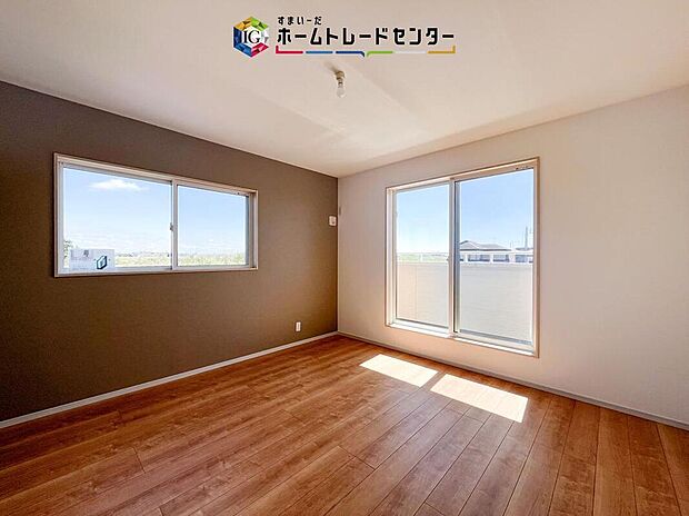 【洋室】主寝室は8帖、お子様がまだ小さいご家庭なら２階のお部屋はここだけでいいかもしれません、もちろんクローゼットがついておりますので、荷物に悩まされることなく、好きに家具の配置ができます。