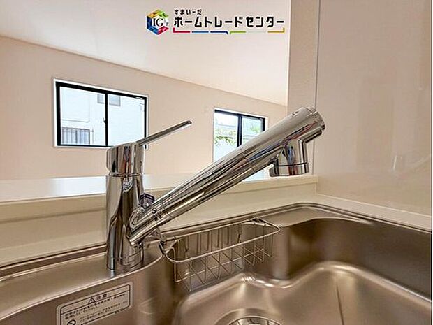 【【浄水器】】浄水カートリッジ内蔵で場所を取らずに見た目もスッキリ。ノズルはシャワーヘッドになっておりお掃除も楽々です。


