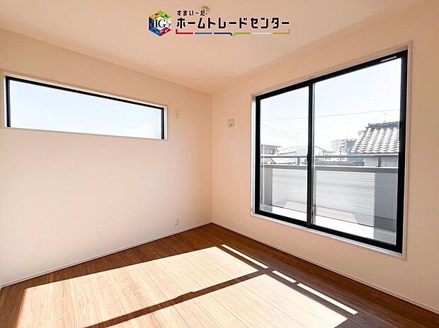 【洋室】日当りの良さは写真でも充分に伝わるかと思いますが、開放感のある周囲にめぐまれたおかげで、風通しもとても良くなっております。ぜひ現地を見ていただき体感していただきたいポイントです。