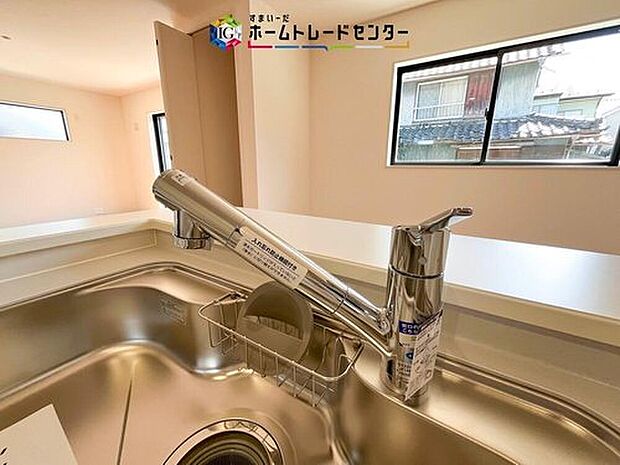 【【浄水器】】浄水カートリッジ内蔵で場所を取らずに見た目もスッキリ。ノズルはシャワーヘッドになっておりお掃除も楽々です。