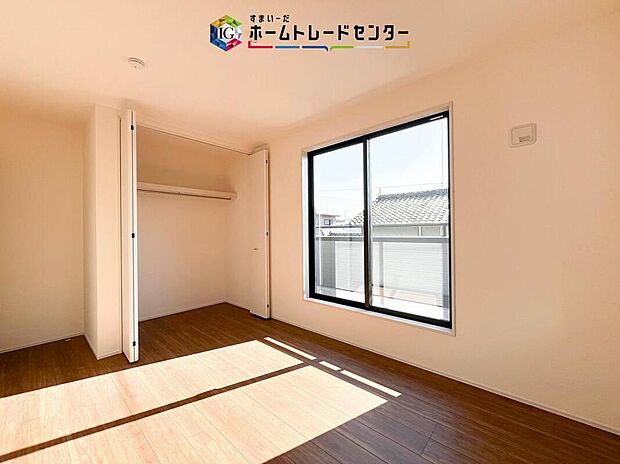 【洋室】2階洋室です。このお部屋と隣室どちらからでもバルコニーは出入り可能です。バルコニーに面したお部屋を主寝室にしたのはいいけれど、お休みになってる方がいてお洗濯ものを干しに行けない、なんてことはありません