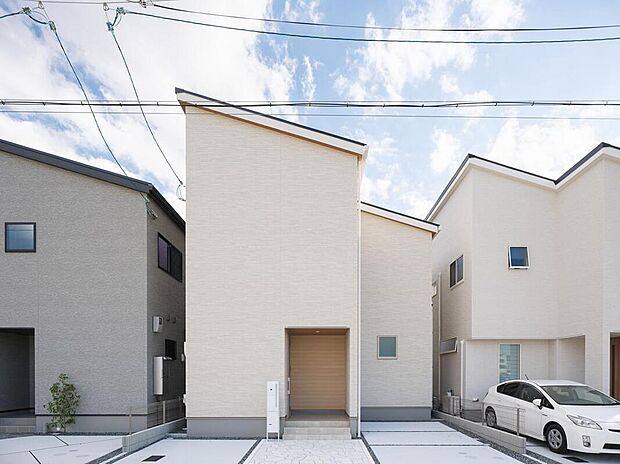 【現地外観写真/59号地モデルハウス】
白い外壁と片流れ屋根が青空に映える、1LDK+2S(納戸)の新築一戸建て。LDKは2階に配し、プライバシーに配慮した設計。