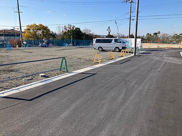 【前面道路含む現地写真】
前面道路は幅員が約6.0m～6.5m、敷地との高低差がほとんどなく、車の出入りがスムーズです。小・中学校まで徒歩2～3分の立地です。/2024年12月撮影