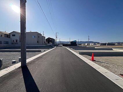 【前面道路含む現地写真】