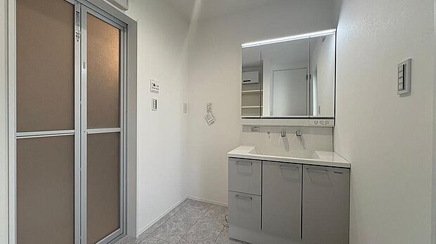 【【洗面化粧台/1号地モデルハウス】】水栓は金具回りに水が溜まらない上方吐水タイプなので、掃除がしやすく清潔さが保てそうです。洗面室には可動棚と勝手口を備えました。