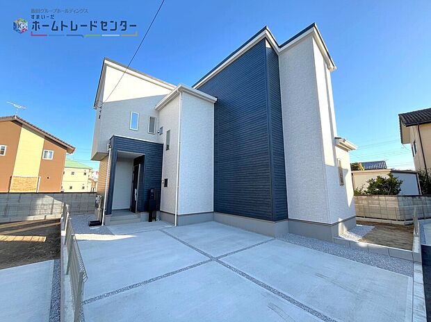 2号棟◆収納力豊富なウォークインクローゼットを設置。洋服や小物類など、目的に応じてすっきり美しい収納を実現します