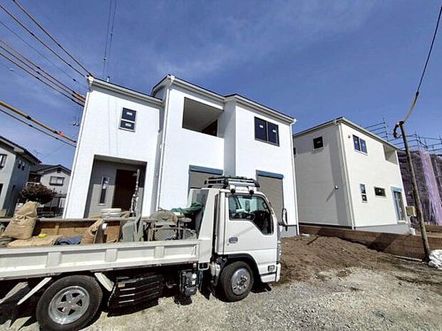 現地（2026年3月）撮影
白を基調とした外観が清潔感と上品さを演出する住まいです。
