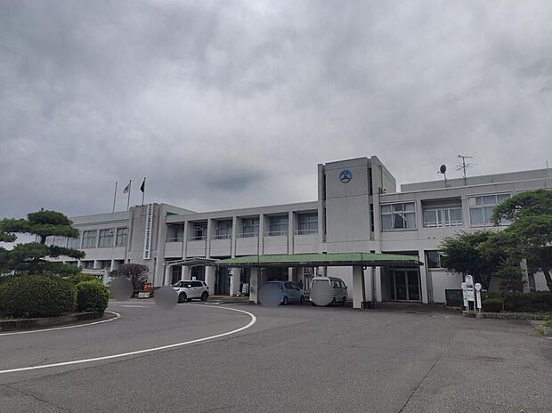 藤岡市役所まで965m 徒歩13分 開庁時間は平日8:30~17:15。各種証明書の発行や戸籍、税、福祉など幅広い行政手続きに対応。毎週水曜日は20:00まで夜間窓口を開設しており、仕事帰りにも利用し