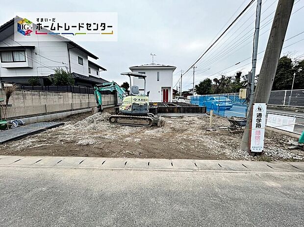 前面道路に面した整地済みの敷地で、重機が入り着工準備中。周辺は住宅街で落ち着いた暮らしが期待でき、敷地約170.2m2、駐車2台対応でゆとりある生活設計ができます。
