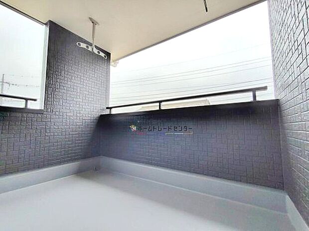 【バルコニー】3号棟◆南向きのバルコニーは、お洗濯物も乾きやすく、明るく気持ちのいい光が入ってきます♪