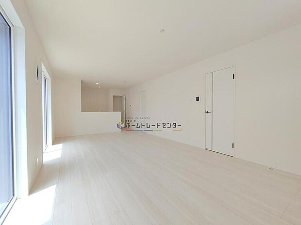 【リビング】◆木目調で温かく、居心地の良いリビングはご家族みんなの憩いの場です♪