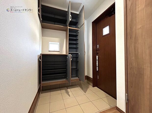 【玄関】◆お家で出会う人々を迎える玄関だからこそ、広々清潔感あふれる空間にしたいものです。採光・通風にも配慮された設計で毎日明るい空間をキープします♪