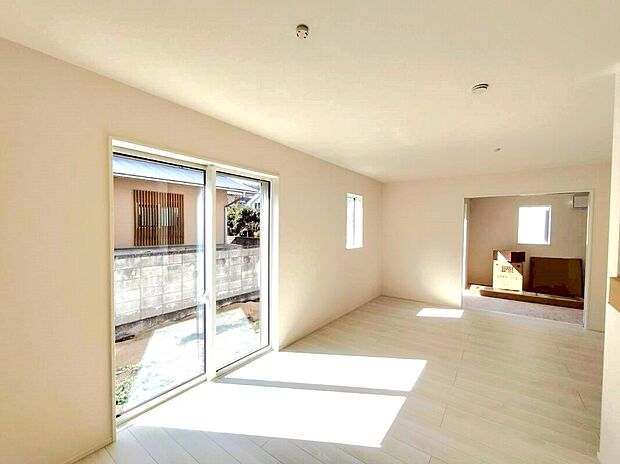 【リビング】◆大きな窓からは明るい陽射しがたっぷり入ります♪