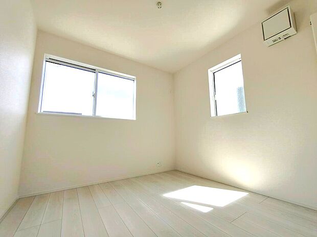 【リビング以外の居室】◆窓が2か所あるので風通しも良く、陽当たりもたっぷり確保した部屋になっています♪