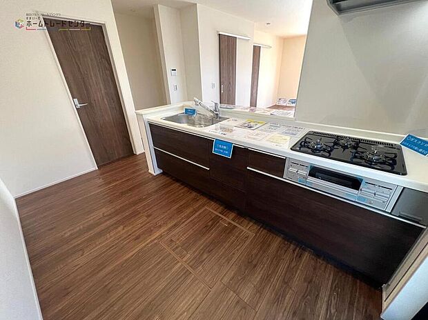 【キッチン】1号棟◆人気の対面式キッチンなら、リビングで遊ぶお子様の様子を見守りながらお料理ができるので安心です！