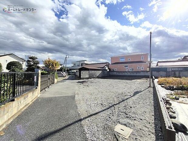 【前面道路含む現地写真】飯田グループホールディングス唯一の販売専門会社のホームトレードセンターの社員が直接、当物件をご案内いたします。見学希望、資料請求等、お気軽にお問い合わせくださいませ♪

