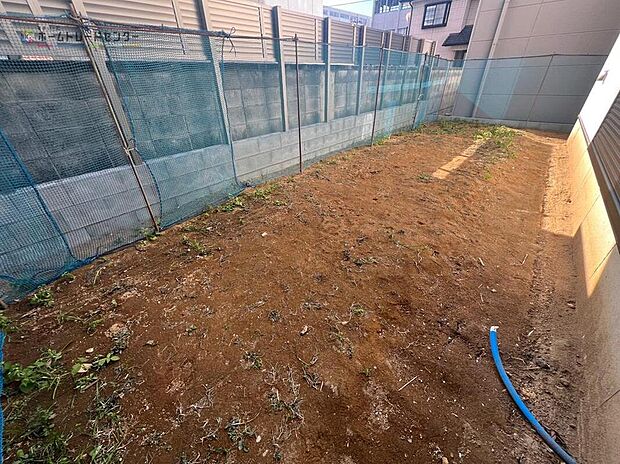 【庭】ぽかぽかと温かい光が降り注ぐ南向きの庭付き!心地よい日差しの中で、洗濯物もすぐに乾き、ガーデニングも楽しめます。
現地(2025年11月24日)撮影