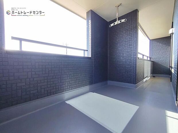 【バルコニー】洗濯物を干すスペースとして急な雨で洗濯物が濡れてしまうのを防いだり、気軽に外で朝食やお茶などを楽しむセカンドリビングのような使い方ができます。