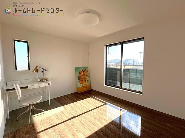 【リビング以外の居室】3号棟◆大きな窓があれば、明るい朝日を感じながらすっきりと目覚めることができます♪1日の活力も沸いてきますね♪