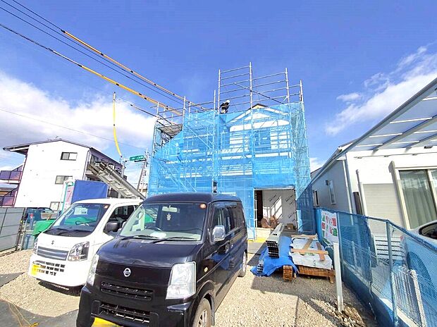 【現地外観写真】カースペースは広々3台分を確保しています。ご夫婦それぞれ車を所有できるだけでなく、急な来客時にも対応可能です。またお子様の自転車を停めるスペースもありますね。