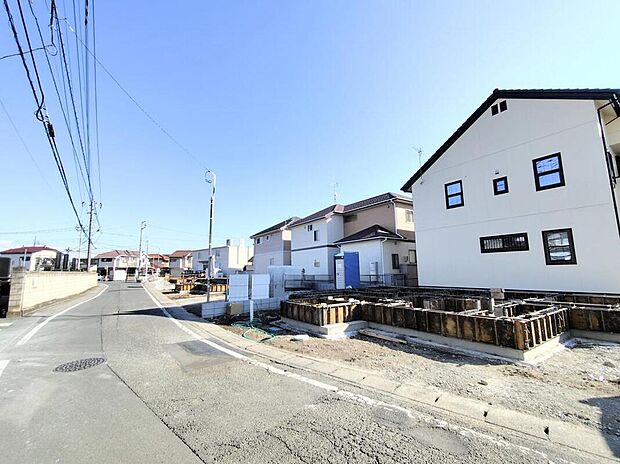 【前面道路含む現地写真】◆一戸建ての大きなメリットは、「自分の土地」を自由に使えること。好きなペットが飼えるほか、ガーデニングやＤＩＹ、車やバイクの手入れなど様々な趣味を楽しめます♪
