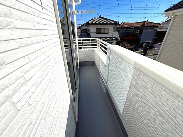 【バルコニー】◆南向きのバルコニーの前には雲以外に太陽を遮るものがありません。お洗濯物も乾きやすく、何より明るく気持ちのいい光が入ってきます。