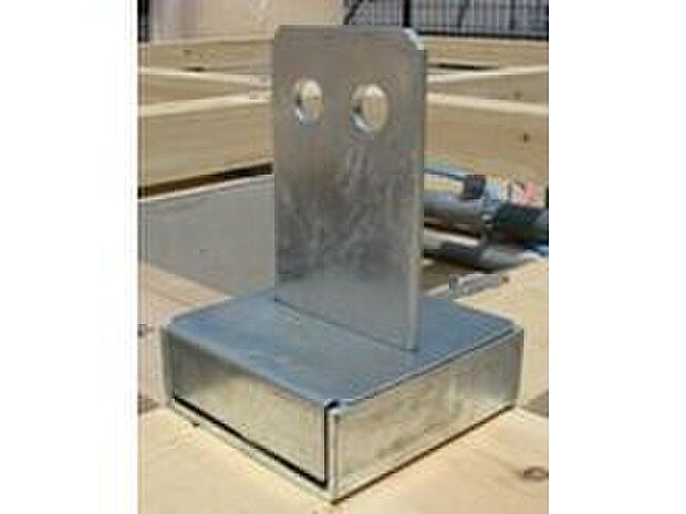 【オリジナル柱脚・柱頭固定金物「TロックII」】「TロックII」は、ホールダウン金物の約2倍の強度があり、接合部の強度を増加させ、地震や風圧がかかった場合の柱の抜けを防ぎます。