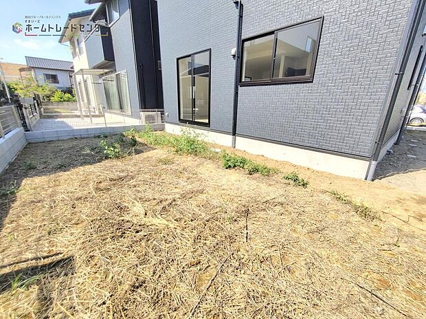 【庭】◆おひさまポカポカ日当たりの良い庭は家族団らんが叶うスペース。お子様が遊んだり、ガーデニングをしたりなど充実した生活をお過ごしいただけます。