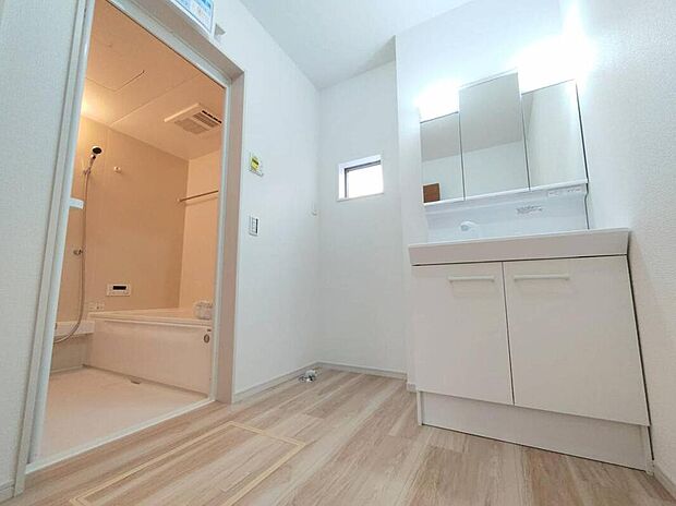 【洗面所】1号棟◆三面鏡洗面台を設置したことで細かなアイテムは鏡裏に収納できるため、スッキリと清潔感溢れる洗面所を演出できます。