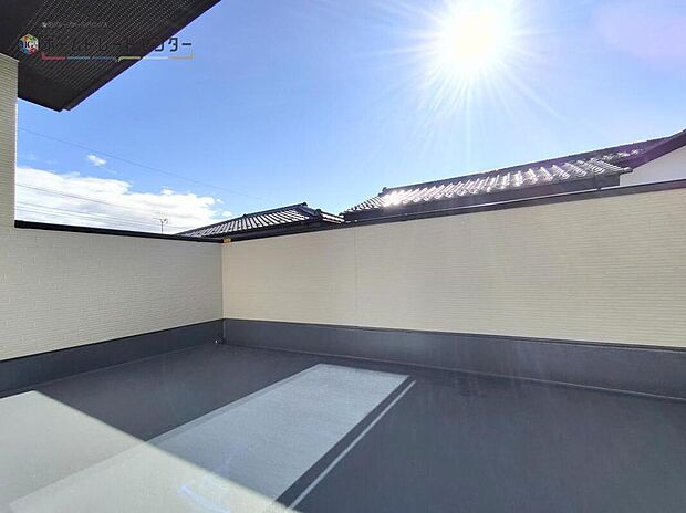 【バルコニー】◆南向きのバルコニーの前には雲以外に太陽を遮るものがありません。お洗濯物も乾きやすく、何より明るく気持ちのいい光が入ってきます。