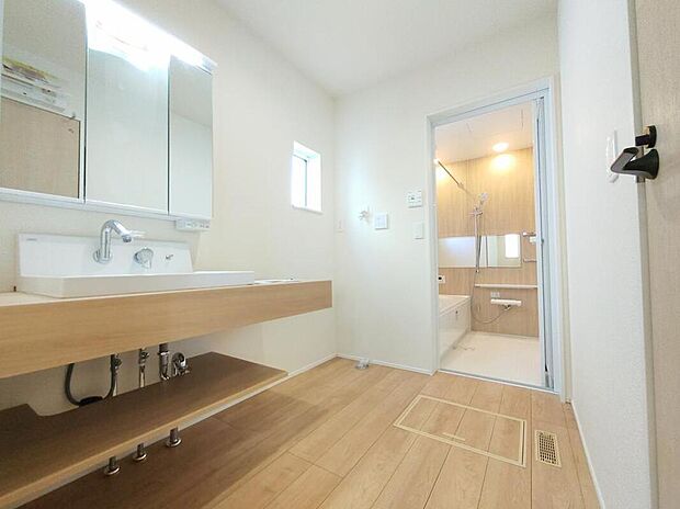 【洗面台・洗面所】洗面スペースはお掃除やメンテナンスが楽にできる様に設計されております。ドラム式の洗濯機を配置しても十分なスペースを確保した設計となっております!