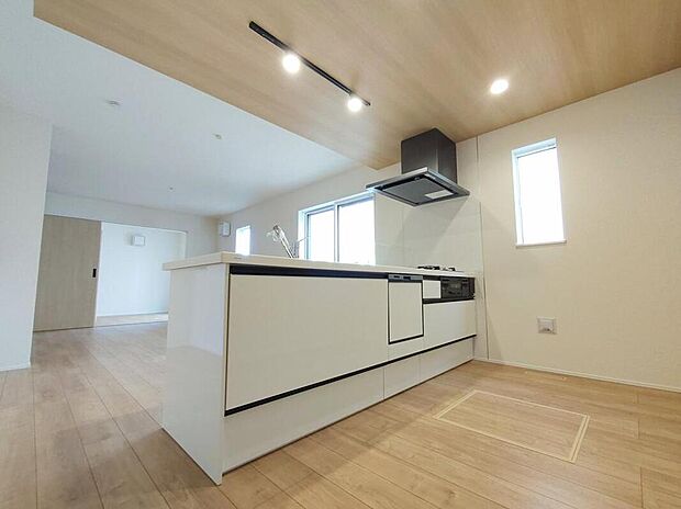 【キッチン】人気の対面式キッチン。お食事の準備をしながらでもご家族とのコミュニケーションを楽しめます!ぜひご見学の際にはキッチンに立ち、生活をイメージしてください!